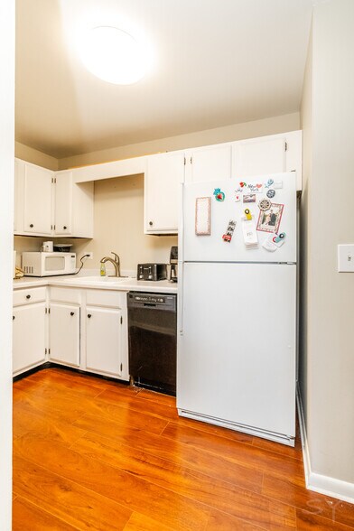 Building Photo - 607 W Wrightwood Ave