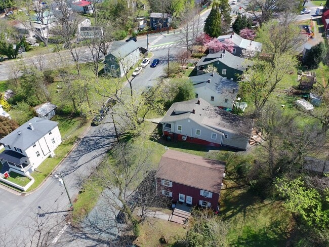 Building Photo - 800 Castalia St