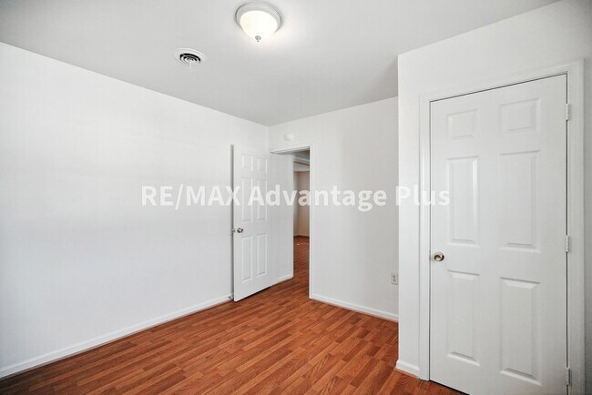 Building Photo - 424 Longwood Ave