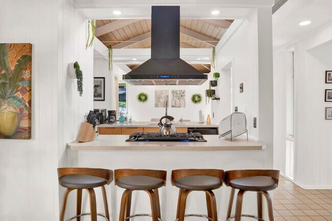 Building Photo - 305 Indian Creek Dr E