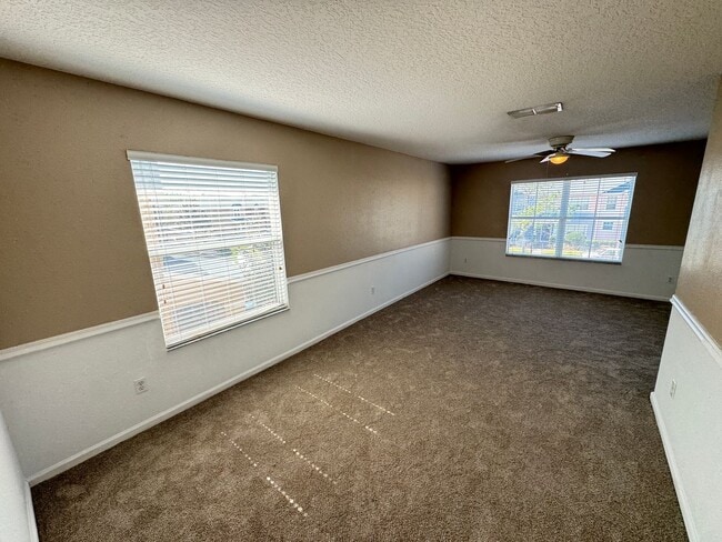 Building Photo - 5 Bedroom Townhome in Avalon Park! TESLA CHARGER INCLUDED!