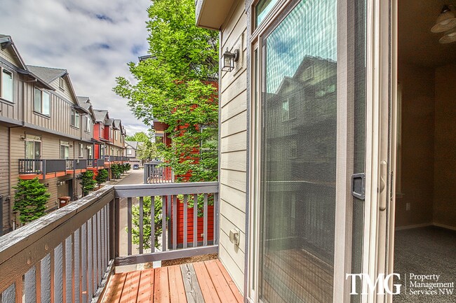 Building Photo - Gorgeous 4-bedroom Townhome with garage and washer / dryer in unit.
