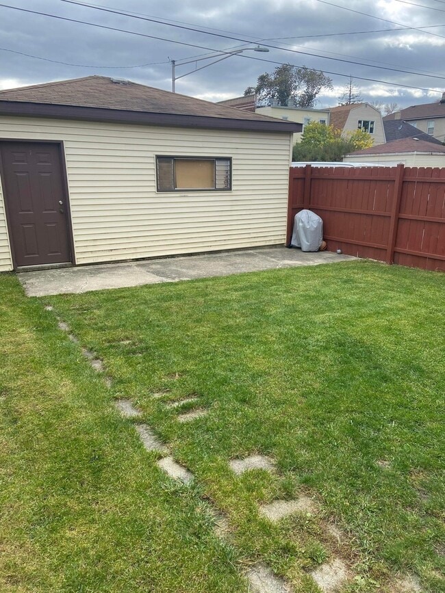 Building Photo - 5057 W Dakin St