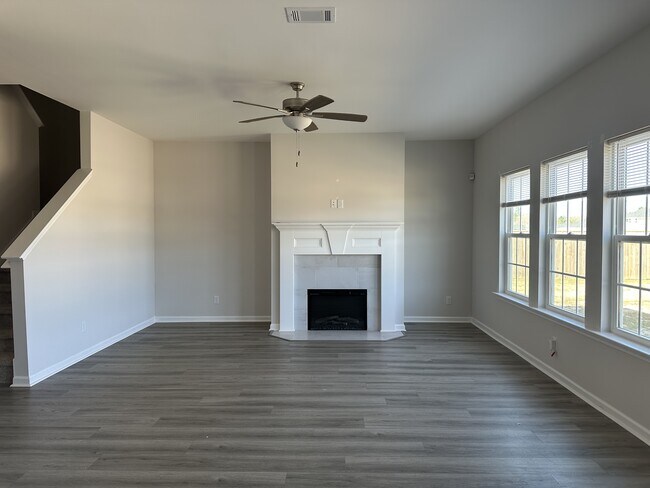 Building Photo - 96 Deerfield Dr NE