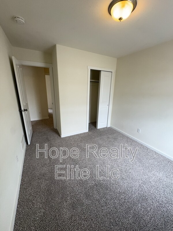 Building Photo - 5198 Dovetail Ln