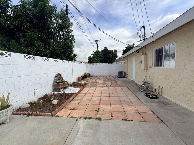 Building Photo - Spacious 3BR Home with Central AC & Private Yard in Baldwin Park