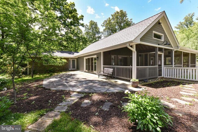 Building Photo - 14 Oak Ln