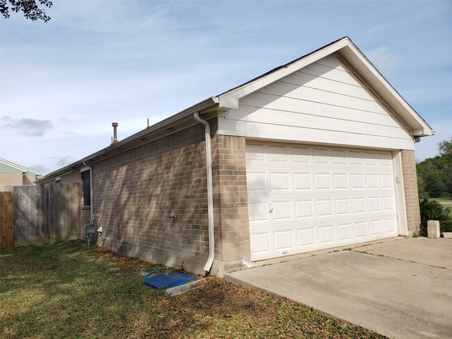 Building Photo - 1413 Bridle Path