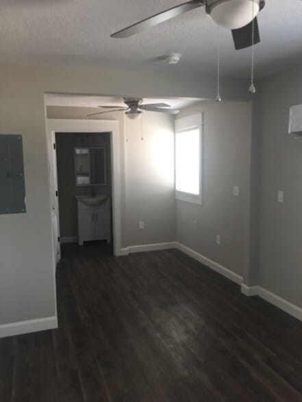 Building Photo - 320 E Main St