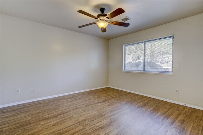 Building Photo - 3 bedroom, 3 bath home close to downtown P...