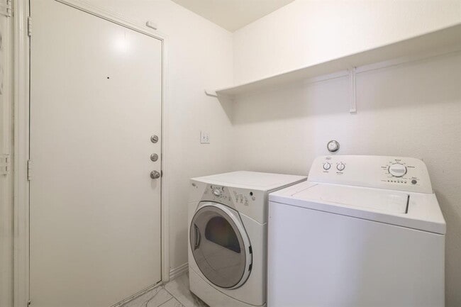 Building Photo - 1019 Leeds Castle Walk