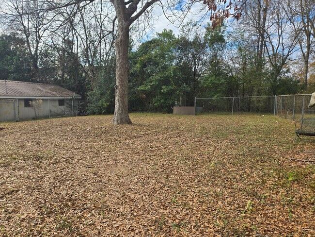 Building Photo - FOR RENT centrally located and convenient to Downtown! Available NOW!