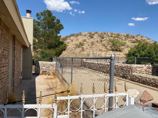 Building Photo - West El Paso, Scenic Heights. 3 bedrooms, ...