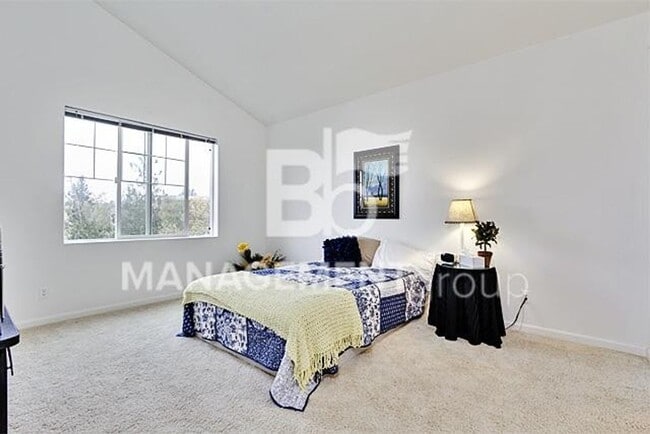 Building Photo - Light & Bright Timberland Condo in NW Portland MUST SEE!!! Garage Included