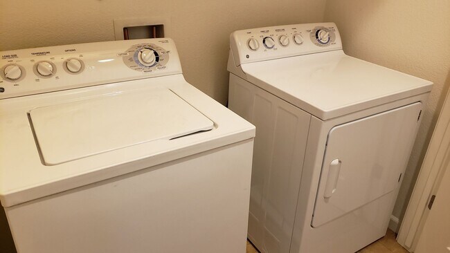 Building Photo - ONLY $2,250 PER MONTH FOR THIS SPACEIOUS 2 BEDROOM, 2 BATHROOM CONDO WITH GARAGE IN THE DAMONTE R...