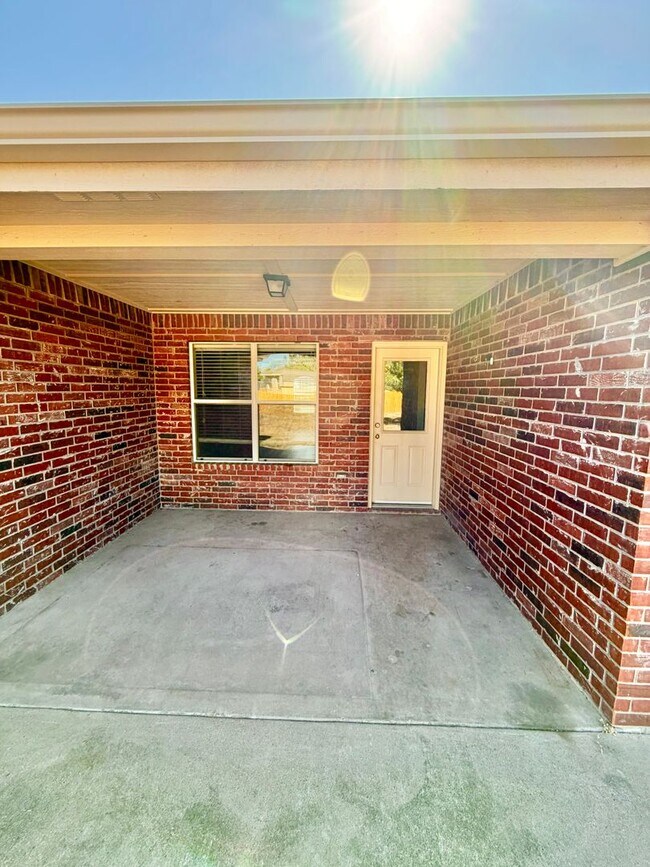 Building Photo - 2415 Isabelle Dr