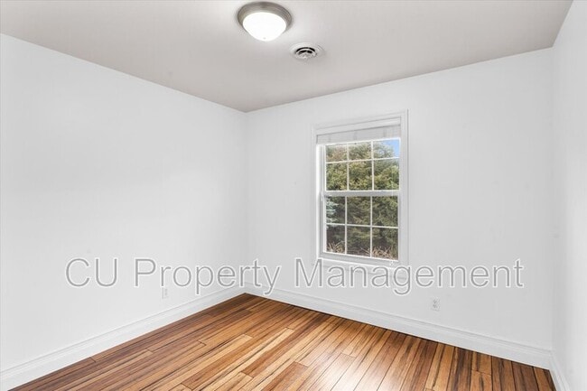 Building Photo - 506 E Tomaras Ave