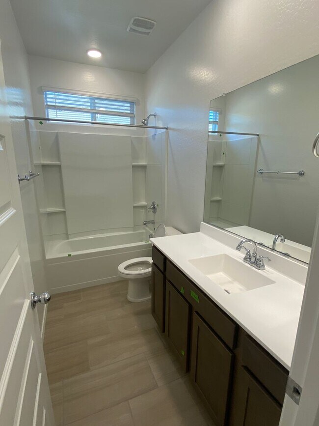 Building Photo - Beautiful Newer Build 3 Bed/2 Bath with Den in Rancho Cabrillo