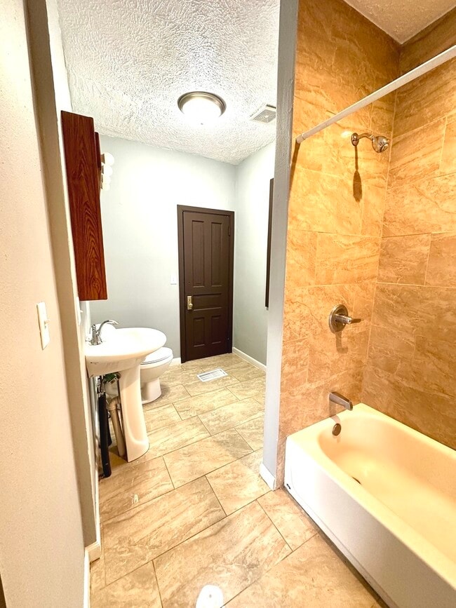 Building Photo - 408 S Gardiner Ave