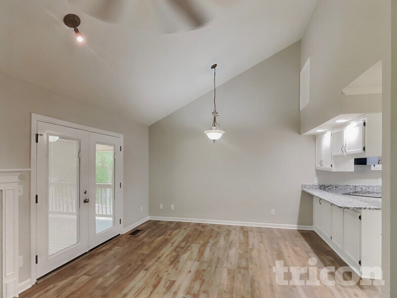 Building Photo - 210 Rollingwood Ct