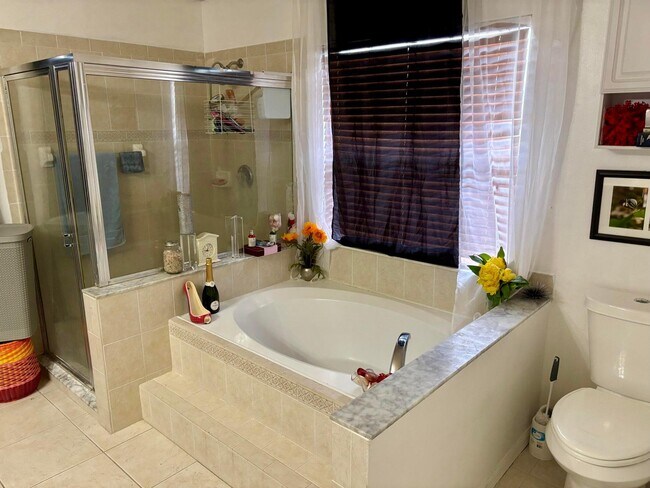 Building Photo - 981 SW McComkle Ave