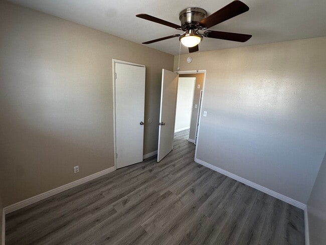 Building Photo - CUTE 3+1 South Bakersfield 93304 $1700