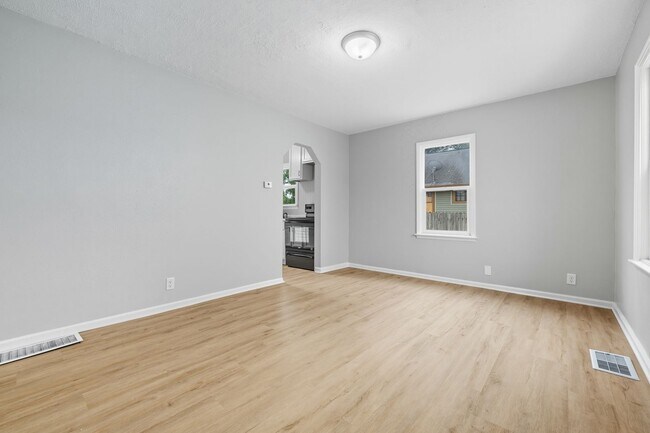 Building Photo - Charming 2-Bedroom Home – Recently Remodeled in Indianapolis Available NOW!