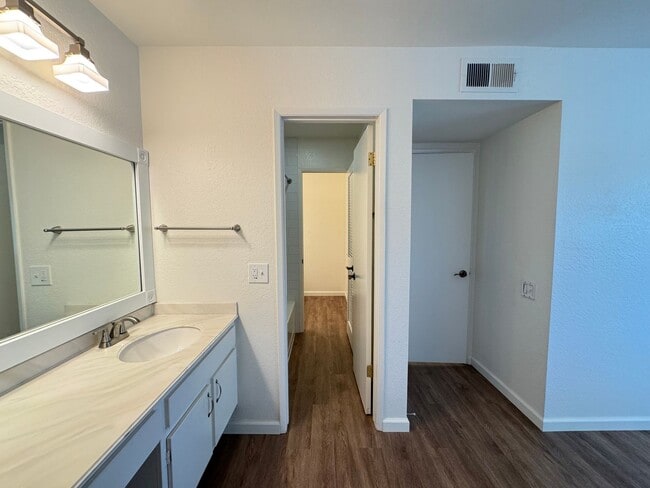 Building Photo - Beautiful & Bright 2Bd/1.5Ba Condo in Miss...