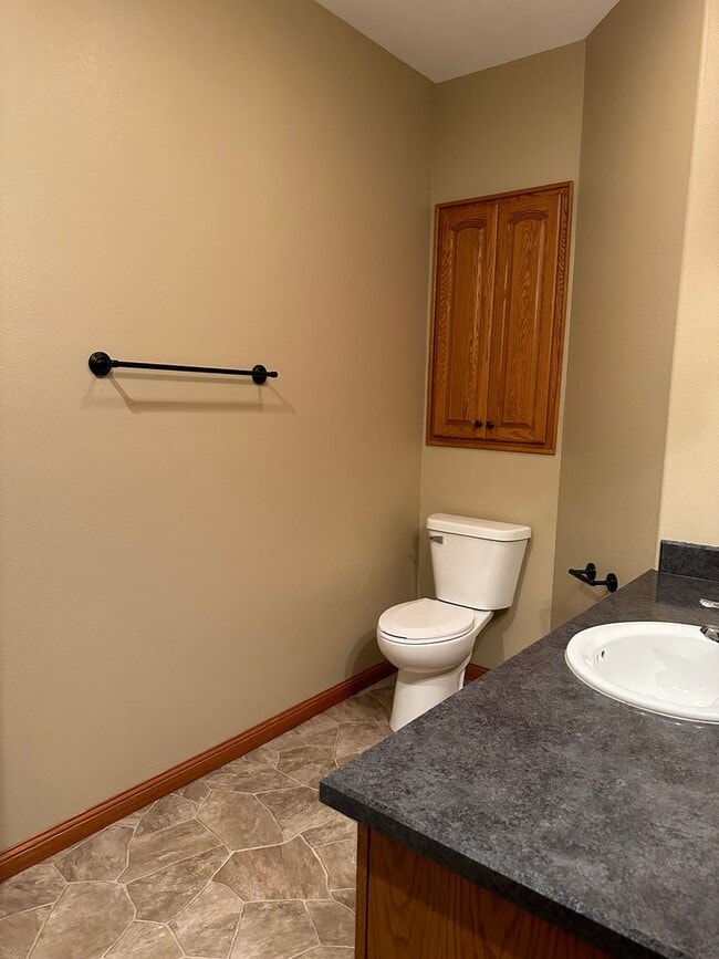 Building Photo - 4 Bedroom Townhome
