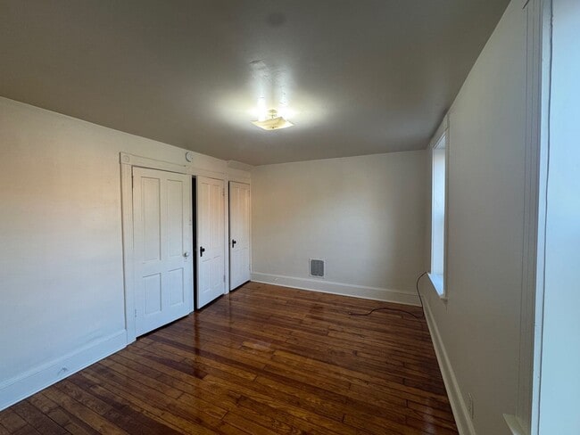 Building Photo - 4 Bedroom Home