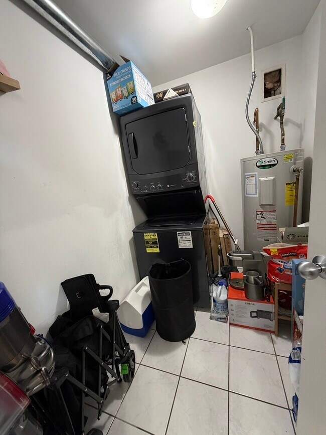 Building Photo - 680 N Green St