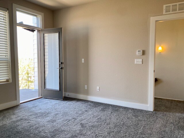 Building Photo - Across from Central Park, 3 bed/4 bath Townhome AVAILABLE 9/1/26