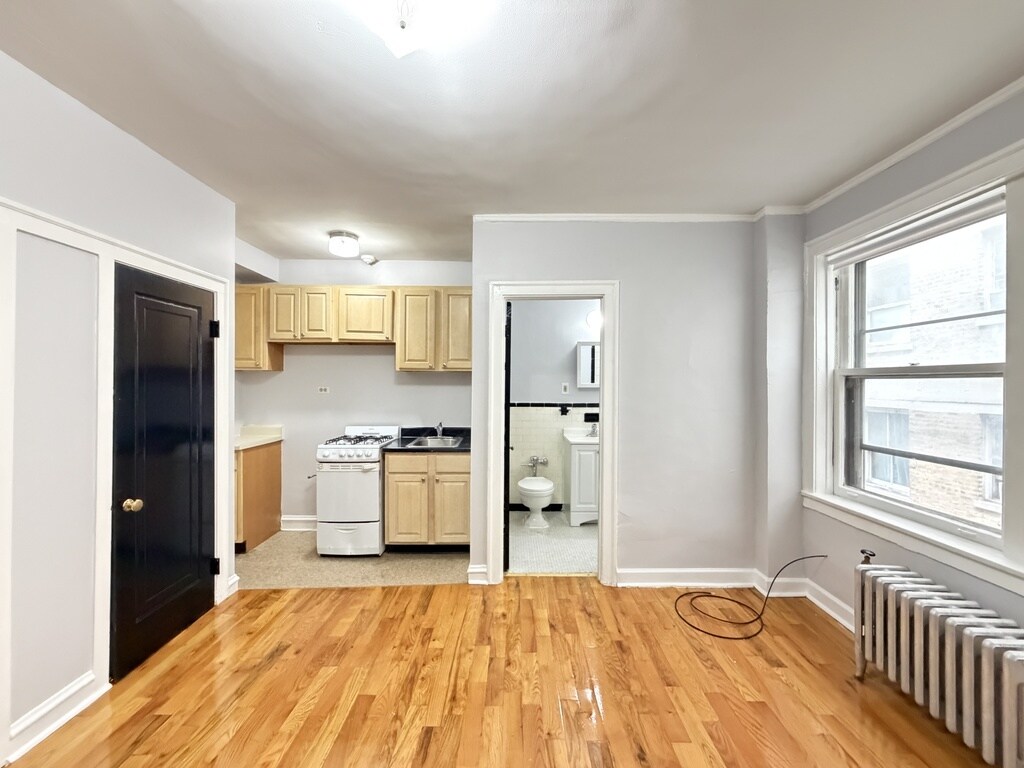 Building Photo - 912 W Leland Ave