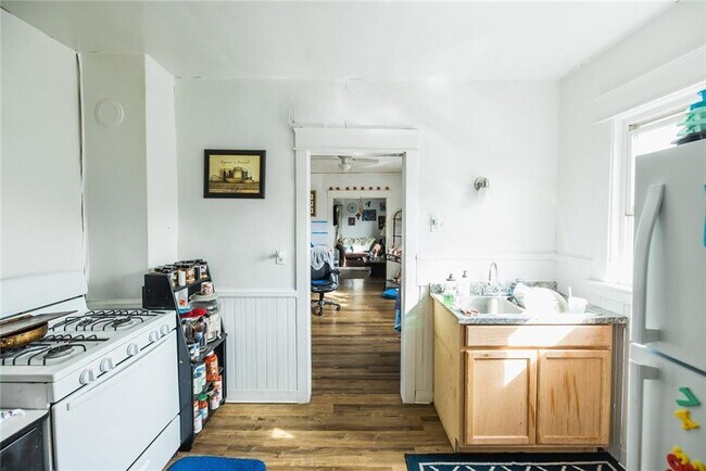 Building Photo - 839 E 26th St