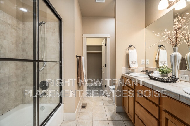 Building Photo - 994 E Winding Creek Dr