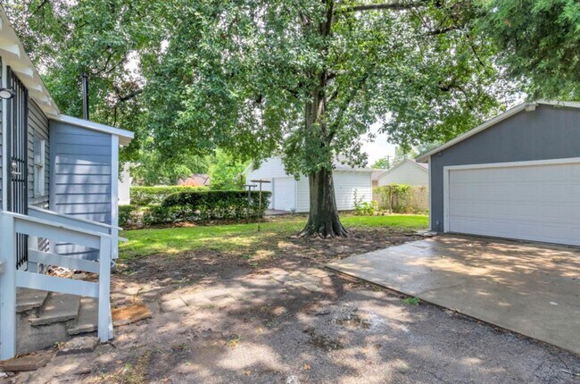 Building Photo - 806 Caplin St