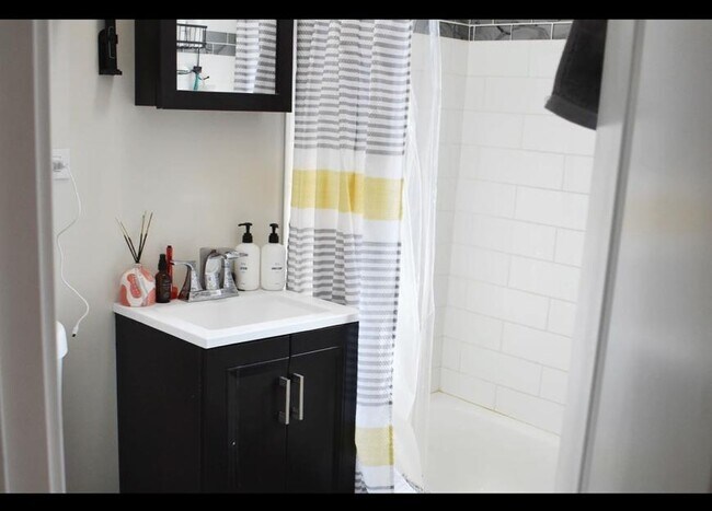 Building Photo - 2 bedroom in Chicago IL 60613