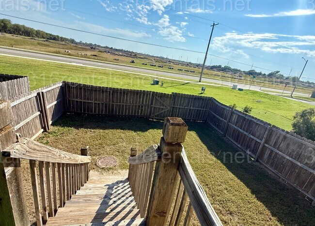 Building Photo - $1575 - 4 bedroom/ 2 bathroom - Gorgeous newly remodeled townhome!