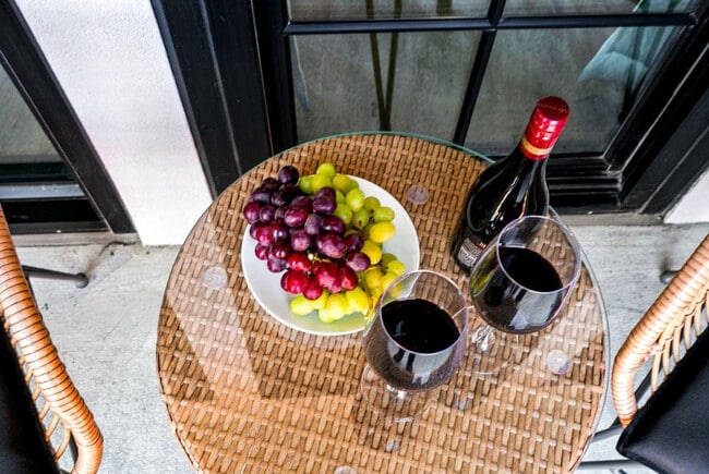 Building Photo - 611 Commerce St