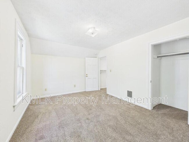 Building Photo - 484 Crouse St