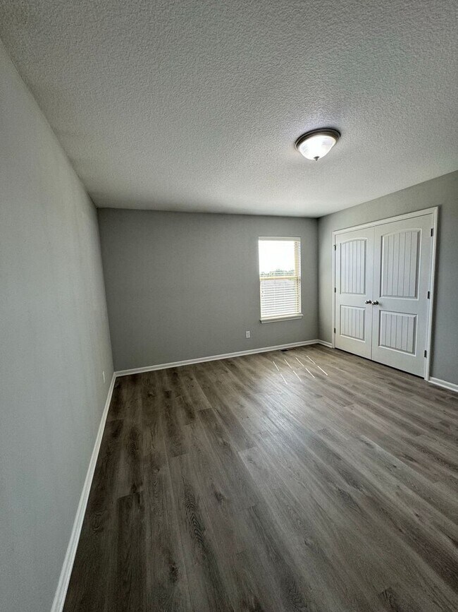 Building Photo - Beautiful 2/2.5 Duplex in Blue Springs!