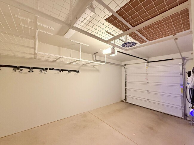 Building Photo - Elegant Townhome – 2 Primary Suites, balco...