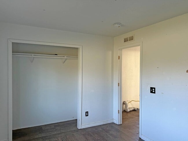 Building Photo - 20480 River Valley Dr