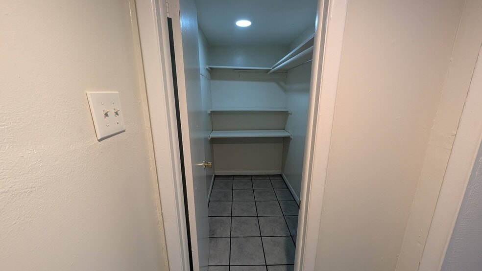 Building Photo - 1318 Divot Ln
