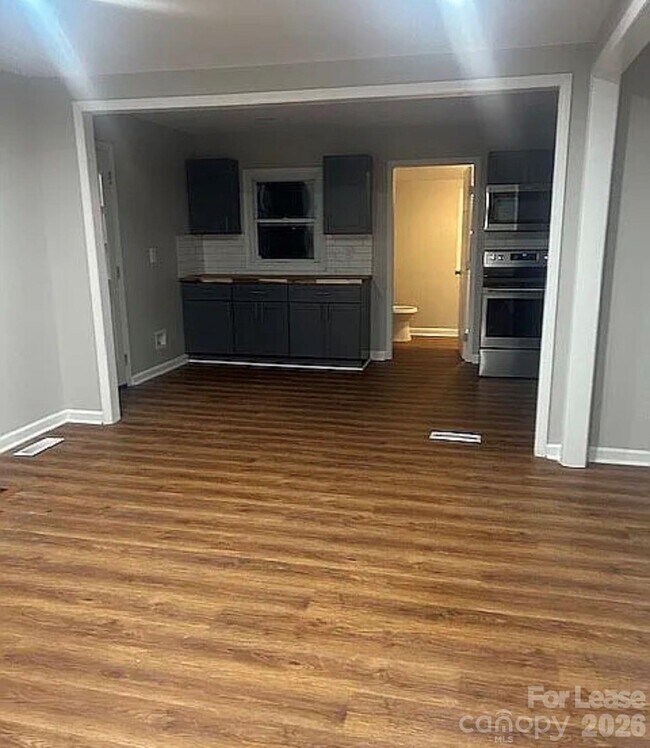 Building Photo - 740 Log Cabin Dr