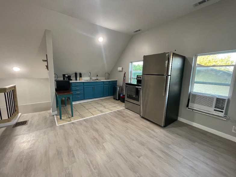 Building Photo - 4522 E Washington St