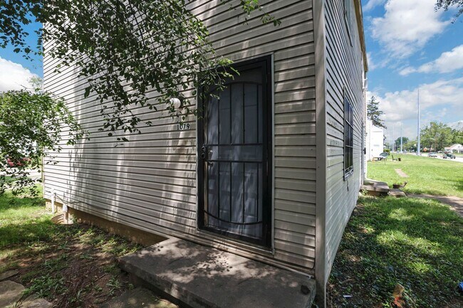 Building Photo - 1077-1079-1079 S James Rd