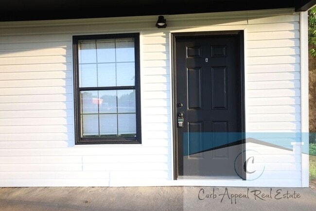 Building Photo - Recently renovated 1 bed, 1 bath apt - washer, dryer and utilities included!!