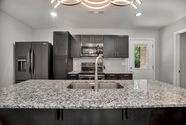 Building Photo - Like New 3-bedroom 2.5 bath Duplex in Gent...