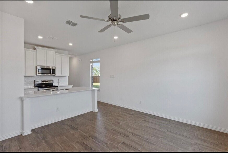 Building Photo - 8137 Lindheimer Ln